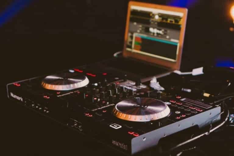 8 Best DJ Controller for beginners under 500 (2020) GlobalDJsGuide